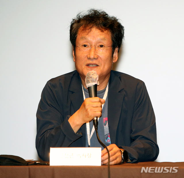 [평창=뉴시스] 김경목 기자 = 문성근 평창국제평화영화제 이사장이 18일 오후 강원도 평창 알펜시아 컨벤션센터 극장에서 열린 기자간담회에서 답변하고 있다. 2020.06.18.photo31＠newsis.com