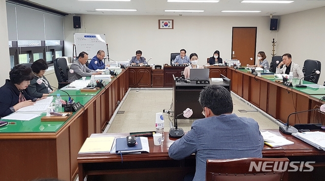 [대구=뉴시스]이지연 기자 = 18일 오전 대구 달서구의회 복지문화위원회가 행정사무감사를 진행하고 있다. 2020.06.18. ljy@newsis.com