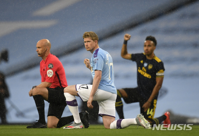 '인종차별 반대' 무릎 꿇기로 재개 알린 EPL 