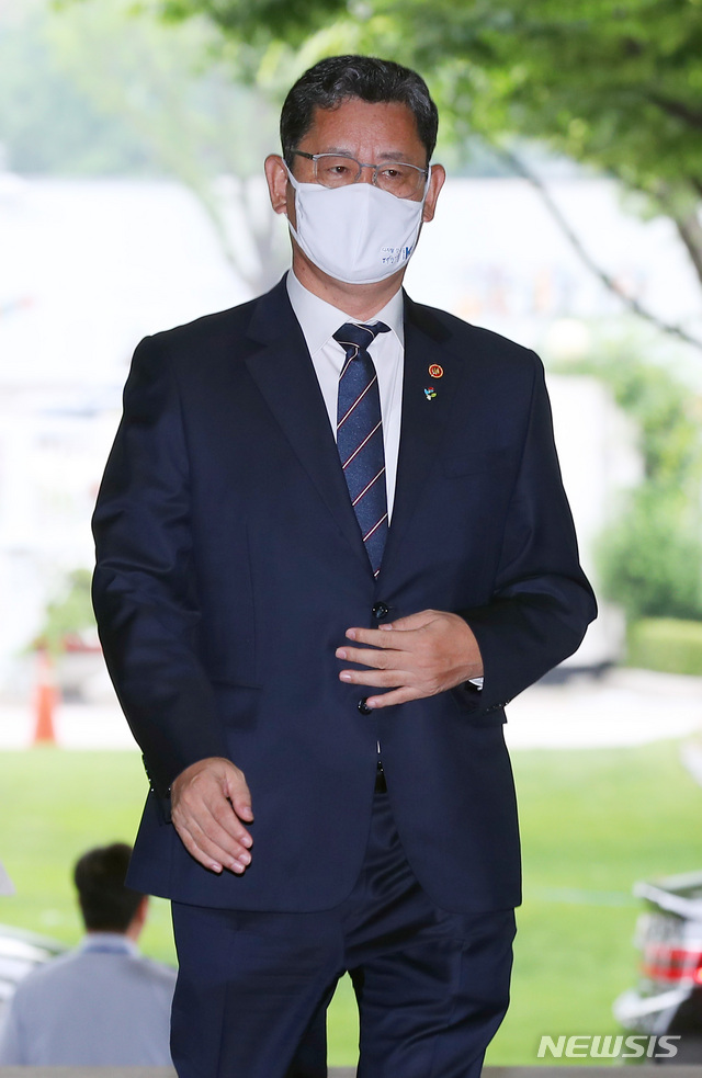 [서울=뉴시스]전신 기자 = 최근 남북관계 악화에 책임을 지겠다며 사의를 표명한 김연철 통일부 장관이 18일 서울 종로구 정부서울청사로 출근하고 있다. 2020.06.18.&nbsp; photo1006@newsis.com
