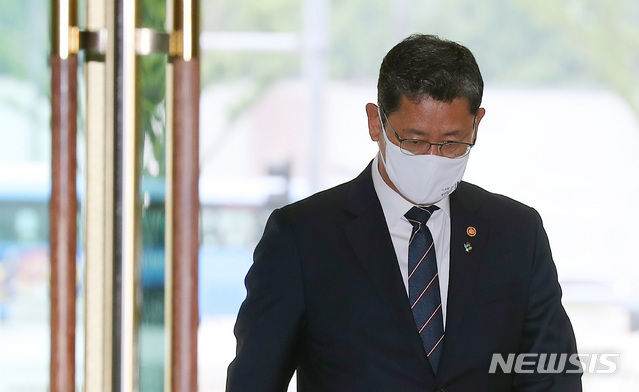 [서울=뉴시스]전신 기자 = 최근 남북관계 악화에 책임을 지겠다며 사의를 표명한 김연철 통일부 장관이 18일 서울 종로구 정부서울청사로 출근하고 있다. 2020.06.18.&nbsp; photo1006@newsis.com