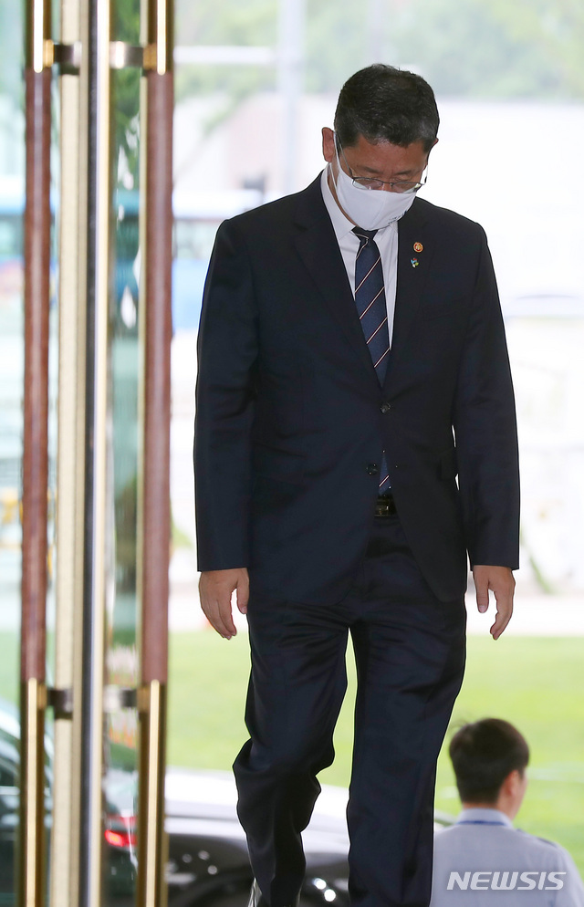 [서울=뉴시스]전신 기자 = 최근 남북관계 악화에 책임을 지겠다며 사의를 표명한 김연철 통일부 장관이 18일 서울 종로구 정부서울청사로 출근하고 있다. 2020.06.18. photo1006@newsis.com