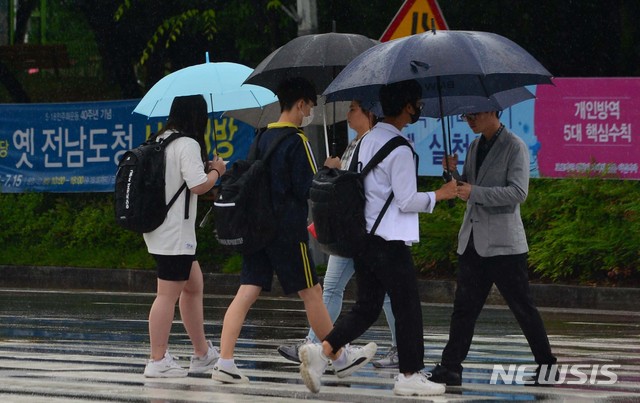 [광주=뉴시스] 변재훈 기자 = 남부권에 비가 내린 지난 18일 오전 광주 서구 치평동 한 횡단보도에서 우산을 쓴 시민들이 발걸음을 재촉하고 있다. 2020.06.18.wisdom21@newsis.com