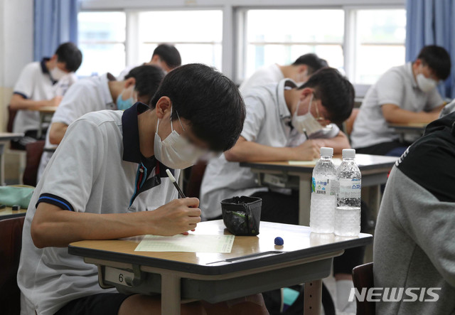 [서울=뉴시스]김병문 기자 = 2021학년도 수능 6월 모의평가가 치러진 18일 오전 서울 여의도고등학교에서 고3 수험생들이 시험을 치르고 있다. 2020.06.18.&nbsp; photo@newsis.com 