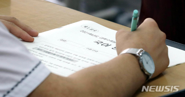 [서울=뉴시스]김병문 기자 = 2021학년도 수능 6월 모의평가가 치러진 18일 오전 서울 여의도고등학교에서 고3 수험생들이 시험을 치르고 있다. 2020.06.18. photo@newsis.com