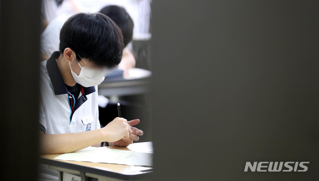 [서울=뉴시스]김병문 기자 = 2021학년도 수능 6월 모의평가가 치러진 18일 오전 서울 여의도고등학교에서 고3 수험생들이 시험을 치르고 있다. 2020.06.18.&nbsp; photo@newsis.com