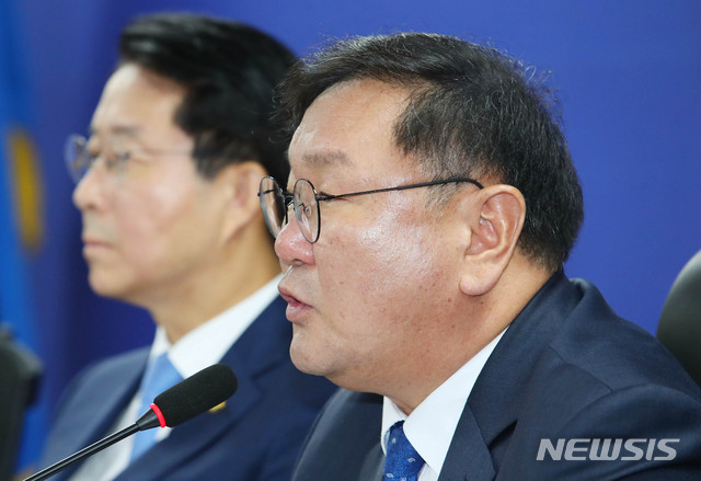 [서울=뉴시스] 장세영 기자 = 김태년 더불어민주당 원내대표가 18일 서울 여의도 국회 의원회관에서 열린 더불어민주당 정책조정회의에 참석해 현안관련 발언을 하고 있다. 2020.06.18. photothink@newsis.com