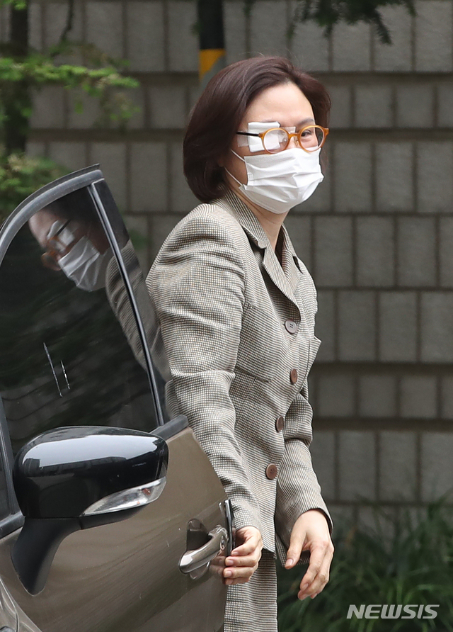[서울=뉴시스] 조수정 기자 = 조국 전 법무부 장관 부인 정경심 동양대 교수가 18일 오전 서울 서초동 서울중앙지방법원에서 열린 사모펀드 비리 혐의 관련 자본시장과금융투자업에관한법률위반 등 19차 공판에 출석, 차량에서 내리고 있다. 2020.06.18. chocrystal@newsis.com