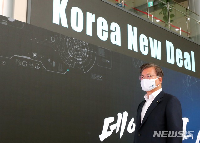 [춘천=뉴시스]배훈식 기자 = 문재인 대통령이 18일 강원 춘천시 남산면 더존비즈온 강촌캠퍼스에서 열린 '한국판 뉴딜, 디지털경제 현장방문'에 참석해 최기영 과학기술정보통신부 장관의 설명을 듣고 있다. 2020.06.18. dahora83@newsis.com