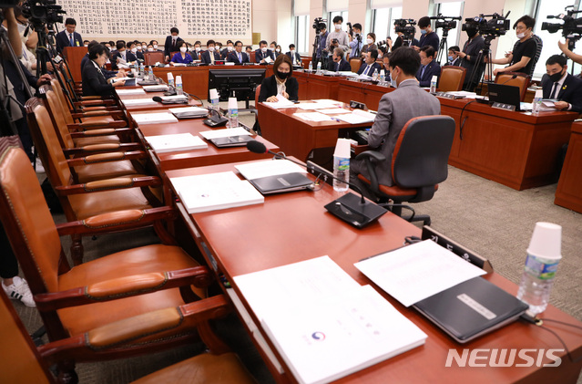 [서울=뉴시스] 김진아 기자 = 미래통합당 의원들이 불참한 가운데 18일 서울 여의도 국회에서 열린 법제사법위원회 제2차 전체회의가 열리고 있다. 2020.06.18.&nbsp; bluesoda@newsis.com