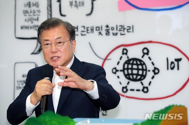 [춘천=뉴시스]배훈식 기자 = 문재인 대통령이 18일 강원 춘천시 남산면 더존비즈온 강촌캠퍼스에서 열린 '한국판 뉴딜, 디지털경제 현장방문'에 참석해 발언하고 있다. 2020.06.18. dahora83@newsis.com