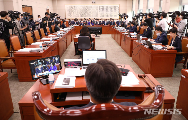 [서울=뉴시스] 김진아 기자 = 미래통합당 의원들이 불참한 가운데 18일 서울 여의도 국회에서 열린 법제사법위원회 제2차 전체회의가 열리고 있다. 2020.06.18. bluesoda@newsis.com