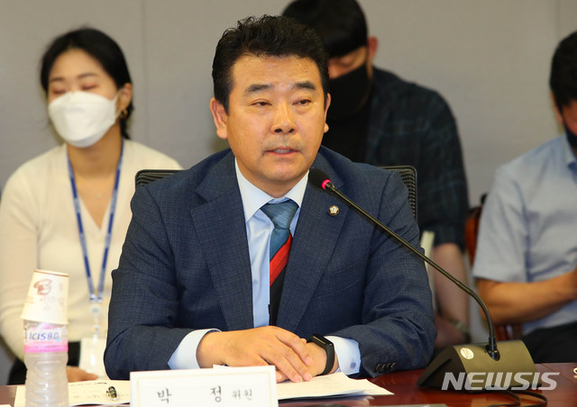 [서울=뉴시스] 장세영 기자 = 여당 간사 박정 더불어민주당 의원이 18일 서울 여의도 국회 의원회관에서 열린 문화체육관광위원회 업무감담회에 참석해 인사말을 하고 있다. 2020.06.18.&nbsp; photothink@newsis.com