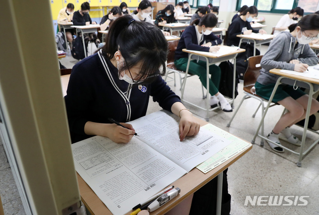 [인천=뉴시스] 이종철 기자 = 대학수학능력시험 모의평가가 시행된 18일 오전 인천시 남동구 신명여자고등학교에서 학생들이 시험을 보고 있다. 2020.06.18. jc4321@newsis.com