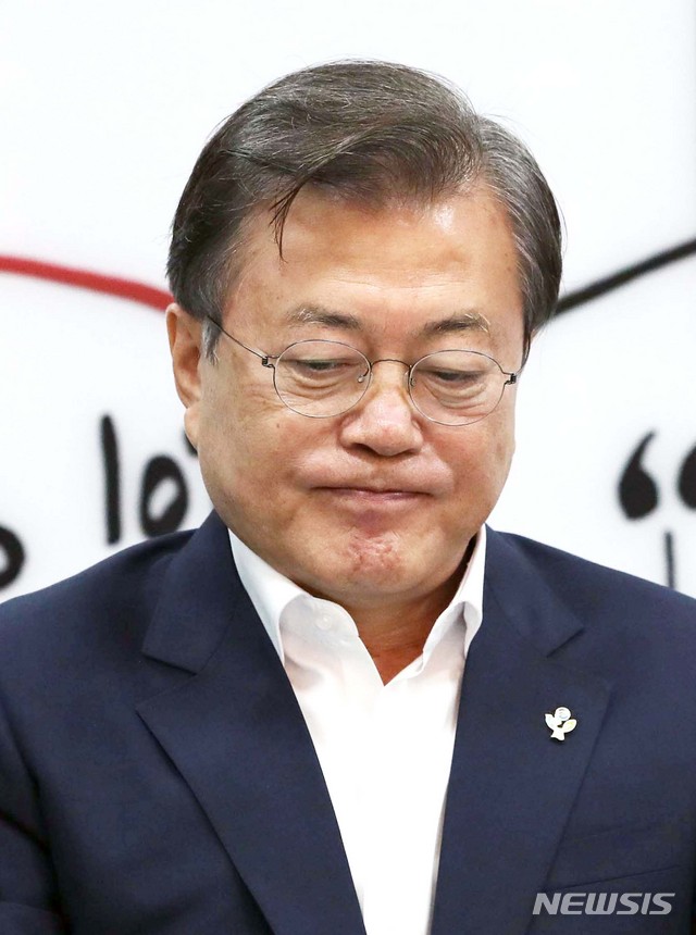 [춘천=뉴시스]배훈식 기자 = 문재인 대통령이 18일 강원 춘천시 남산면 더존비즈온 강촌캠퍼스에서 열린 '한국판 뉴딜, 디지털경제 현장방문'에 참석해 참석자의 발언을 듣고 있다. 2020.06.20. dahora83@newsis.com