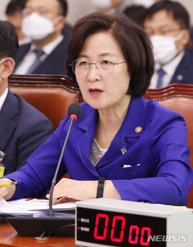 [서울=뉴시스] 김진아 기자 = 추미애 법무부 장관이 18일 서울 여의도 국회에서 열린 법제사법위원회 제2차 전체회의에서 미래통합당 의원들이 불참한 가운데 의원의 질의에 답하고 있다. 2020.06.18. bluesoda@newsis.com