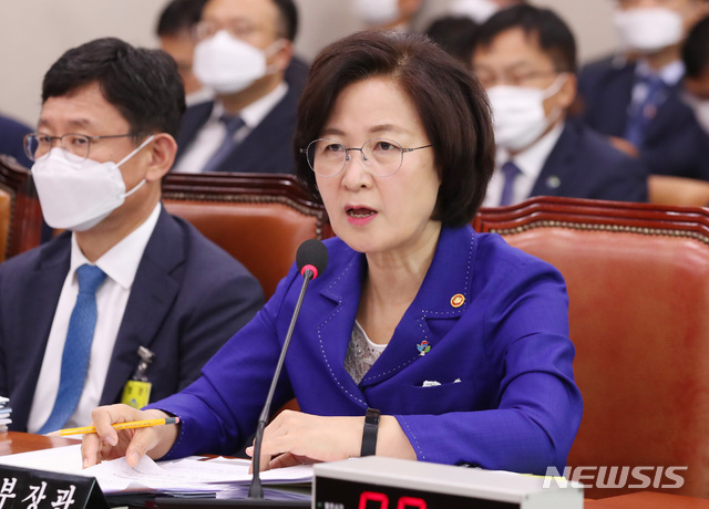 [서울=뉴시스] 김진아 기자 = 추미애 법무부 장관이 18일 서울 여의도 국회에서 열린 법제사법위원회 제2차 전체회의에서 의원의 질의에 답하고 있다. 2020.06.18.&nbsp; bluesoda@newsis.com