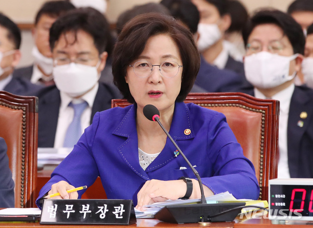 [서울=뉴시스] 김진아 기자 = 추미애 법무부 장관이 18일 서울 여의도 국회에서 열린 법제사법위원회 제2차 전체회의에서 의원의 질의에 답하고 있다. 2020.06.18. bluesoda@newsis.com