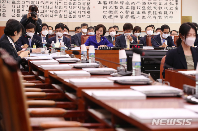 [서울=뉴시스] 김진아 기자 = 추미애 법무부 장관이 18일 서울 여의도 국회에서 열린 법제사법위원회 제2차 전체회의에서 미래통합당 의원들이 불참한 가운데 의원의 질의에 답하고 있다. 2020.06.18.&nbsp; bluesoda@newsis.com