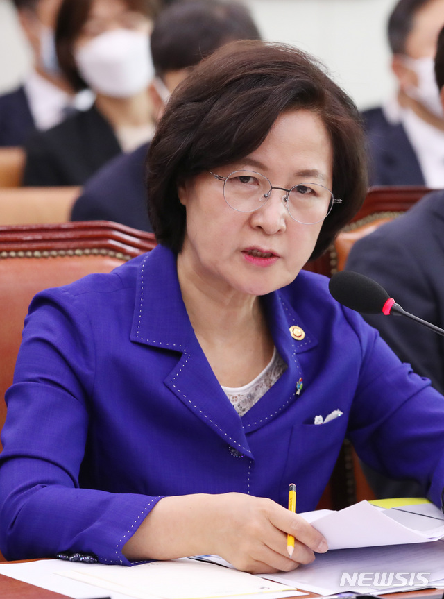 [서울=뉴시스] 김진아 기자 = 추미애 법무부 장관이 18일 서울 여의도 국회에서 열린 법제사법위원회 제2차 전체회의에서 의원의 질의에 답하고 있다. 2020.06.18.&nbsp; bluesoda@newsis.com