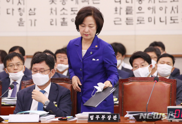 [서울=뉴시스] 김진아 기자 = 추미애 법무부 장관이 18일 서울 여의도 국회에서 열린 법제사법위원회 제2차 전체회의에서 업무보고를 마치고 자리에 착석하고 있다. 2020.06.18.&nbsp; bluesoda@newsis.com