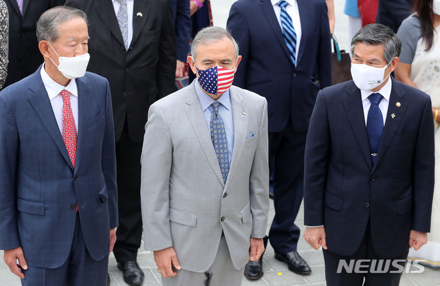[서울=뉴시스] 박주성 기자 = 정경두 국방부 장관과 해리 해리스 주한미대사, 허창수 전경련 회장을 비롯한 6.25 참전국 21개국 대사들이 18일 오전 서울 용산 전쟁기념관 평화의 광장에서 6.25 전쟁 70주년 기념 참전국 대사 초청 감사행사 전 UN 참전비에 참배하고 있다. 2020.06.20. park7691@newsis.com