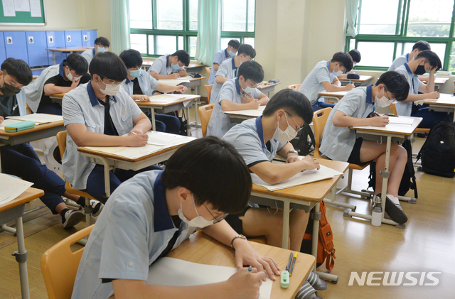 [울산=뉴시스] 배병수 기자 = 2021학년도 수능 6월 모의평가가 치러진 18일 오전 울산 남구 신정고등학교에서 고3 수험생들이 시험을 치르고 있다. (기사 내용과 무관) 2020.06.18. bbs@newsis.com