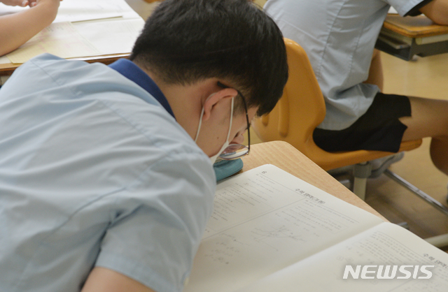[울산=뉴시스] 배병수 기자 = 2021학년도 수능 6월 모의평가가 치러진 18일 오전 울산 남구 신정고등학교에서 고3 수험생들이 시험을 치르고 있다. 2020.06.18.&nbsp; bbs@newsis.com 