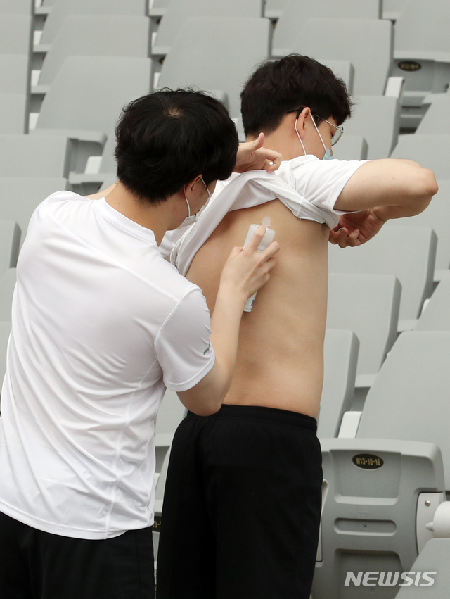 [인천=뉴시스] 이종철 기자 = 18일 오전 인천시 서구 아시아드 주경기장에서 열린 인천지방경찰청 경찰 채용 체력검정시험에서 응시생이 파스를 뿌려주고 있다. 2020.06.18. jc4321@newsis.com