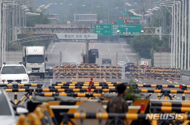 [파주=뉴시스] 고승민 기자 = 김여정 북한 노동당 제1부부장이 9.19 군사합의 파기 가능성을 언급한 이후 공식적인 대남 메시지를 내지 않고 있는 18일 경기 파주시 통일대교가 적막하다. 2020.06.18. kkssmm99@newsis.com