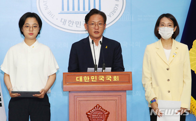 [서울=뉴시스] 장세영 기자 = 배진교 정의당 원내대표가 18일 서울 여의도 국회에서 등록금 반환을 위한 대학생 긴급 지원 추경예산 편성 촉구 결의안 발의 기자회견을 하고 있다. 2020.06.18. photothink@newsis.com