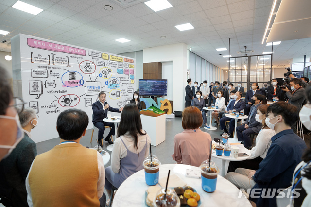 [춘천=뉴시스]배훈식 기자 = 문재인 대통령이 18일 오전 강원도 춘천에 위치한 빅데이터 플랫폼 운영기업 더존비즈온에서 한국판 뉴딜 디지털경제 현장 방문 일정을 마친 후 참석자들과 차담을 하고 있다. 2020.06.18. dahora83@newsis.com