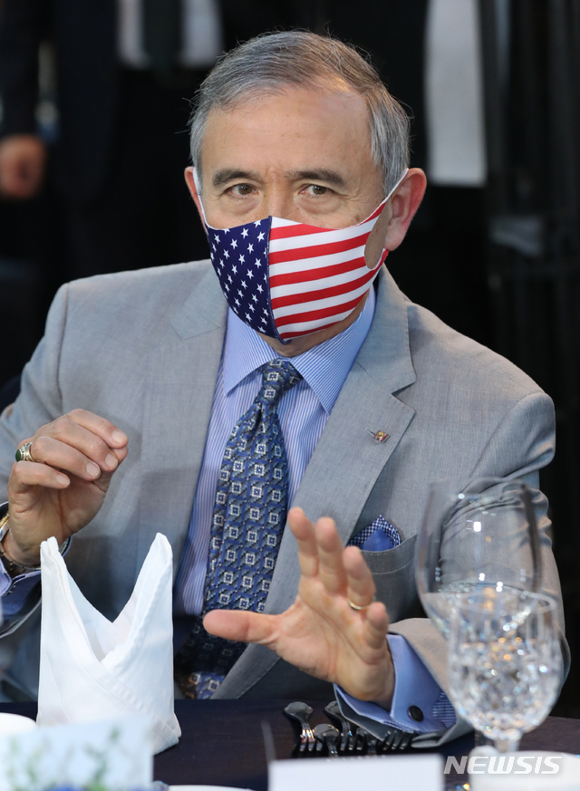 [서울=뉴시스] 이윤청 기자 = 해리 해리스 주한미국대사가 18일 서울 용산구 육군회관에서 열린 6.25전쟁 70주년 기념 참전국 대사 초청 감사행사에서 참석자들과 대화하고 있다. 2020.06.18. radiohead@newsis.com