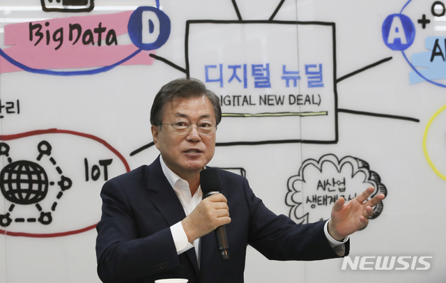[춘천=뉴시스]배훈식 기자 = 문재인 대통령이 18일 강원 춘천시 남산면 더존비즈온 강촌캠퍼스에서 열린 '한국판 뉴딜, 디지털경제 현장방문'에 참석해 발언하고 있다. 2020.06.18.&nbsp; dahora83@newsis.com