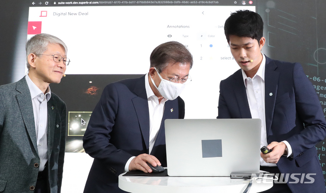 [춘천=뉴시스]배훈식 기자 = 문재인(가운데) 대통령이 18일 강원 춘천시 남산면 더존비즈온 강촌캠퍼스에서 열린 '한국판 뉴딜, 디지털경제 현장방문'에 참석해 김현수(오른쪽) 슈퍼브 AI 대표의 설명을 듣고 있다. 2020.06.18. dahora83@newsis.com