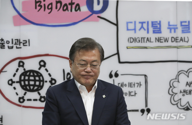 [춘천=뉴시스]배훈식 기자 = 문재인 대통령이 18일 강원 춘천시 남산면 더존비즈온 강촌캠퍼스에서 열린 '한국판 뉴딜, 디지털경제 현장방문'에 참석해 참석자들을 바라보고 있다. 2020.06.18.&nbsp; dahora83@newsis.com