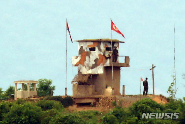 [파주=뉴시스] 고승민 기자 = 김여정 북한 노동당 제1부부장이 9.19 군사합의 파기 가능성을 언급한 이후 공식적인 대남 메시지를 내지 않고 있는 18일 경기 파주시의 한 접경지역에서 바라본 북한군 초소에 경비병들이 서 있다. 2020.06.18.kkssmm99@newsis.com