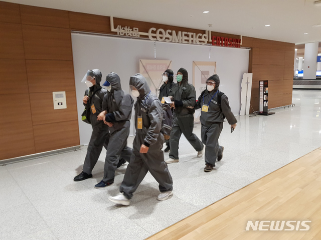 [인천=뉴시스] 지난 2020년 '아시아 마약왕'이 인천국제공항에서 검찰에 체포돼 호송되는 모습. (사진=뉴시스DB) photo@newsis.com