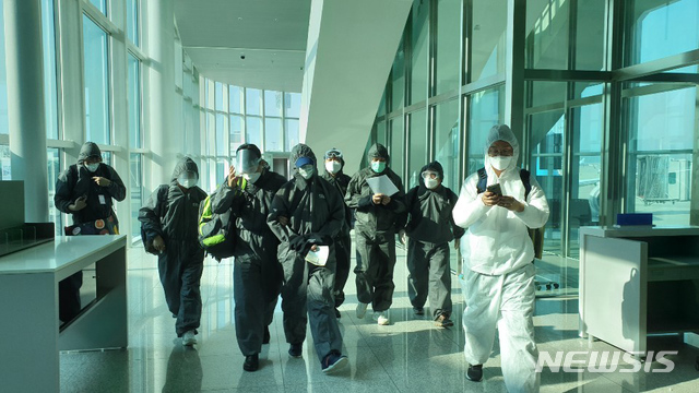 [인천=뉴시스] 이종철 기자 = 600억원대 필로폰을 국내로 밀수입한 뒤 수년간 태국에서 도피 생활을 하던 일명 '아시아 마약왕' A(56)씨가 국내로 강제 송환돼 구속기소됐다. 사진은 검찰이 A씨를 인천국제공항에서 체포해 호송하는 모습. (인천지방검찰청 제공). 2020.06.18. jc4321@newsis.com