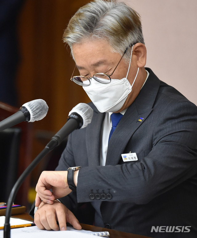 [수원=뉴시스] 김종택기자 = 대법원 전원합의체 심리가 시작된 18일 오후 이재명 경기도지사가 경기 수원시 경기도청에서 열린 6월 확대간부회의에 참석해 시계를 보고 있다. 2020.06.18.semail3778@naver.com