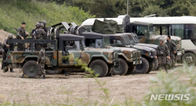 [파주=뉴시스] 고승민 기자 = 18일 경기 파주시의 한 군 훈련장에 군 병력이 집결해 있다. 2020.06.18. kkssmm99@newsis.com