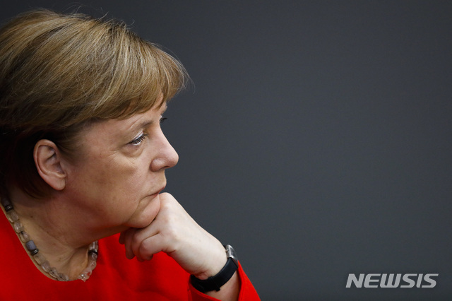 [베를린=AP/뉴시스]앙겔라 메르켈 독일 총리가 18일(현지시간) 독일 베를린의 연방의회에서 연설을 마친 뒤 토론을 지켜보고 있다. 2020.6.19.