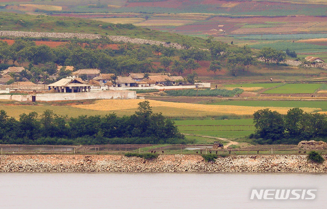 [인천=뉴시스] 이종철 기자 = 남북 관계가 꽁꽁 얼어붙은 18일 오후 인천시 강화군 평화전망대에서 바라본 북한 황해북도 개풍군 마을이 차분한 모습을 보이고 있다. 2020.06.18. jc4321@newsis.com