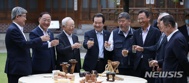 [서울=뉴시스] 고범준 기자 = 정세균(왼쪽 네번째) 국무총리가 18일 오후 서울 종로구 총리공관에서 열린 신종 코로나바이러스 감염증(코로나19) 위기 극복을 위한 노·사·정 대표자들과의 제8차 목요대화에서 참석자들과 건배를 하고 있다. 2020.06.18. bjko@newsis.com