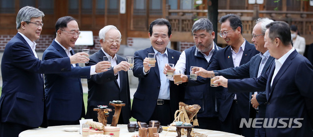 [서울=뉴시스] 고범준 기자 = 정세균(왼쪽 네번째) 국무총리가 지난 18일 오후 서울 종로구 총리공관에서 열린 신종 코로나바이러스 감염증(코로나19) 위기 극복을 위한 노·사·정 대표자들과의 제8차 목요대화에서 참석자들과 건배를 하고 있다. 2020.06.18. bjko@newsis.com