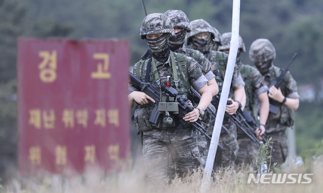 [연평도=뉴시스]최진석 기자 = 북한의 잇따른 도발로 접경지역에 긴장감이 감돌고 있는 18일 인천 옹진군 연평도에서 해병대 장병들이 경계근무를 하고 있다. 2020.06.20. myjs@newsis.com