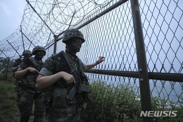 [연평도=뉴시스]최진석 기자 = 북한의 잇따른 도발로 접경지역에 긴장감이 감돌고 있는 18일 인천 옹진군 연평도에서 해병대 장병들이 경계근무를 하고 있다. 2020.06.18. myjs@newsis.com