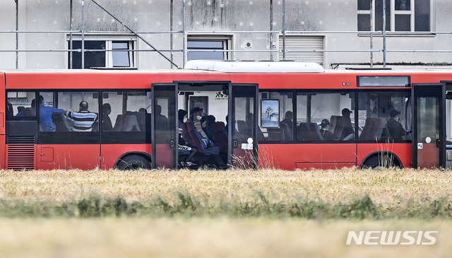 [레다 비덴브뤼크(독일)=AP/뉴시스]독일 노르트라인-베스트팔렌주 레다 비덴브뤼크에서 18일 노동자들이 버스로 유럽 최대 도축장 퇴니스 미트팩으로 향하고 있다. 독일 질병통제센터는 19일 이 도축장에서 최소 730명이 신종 코로나바이러스 감염증(코로나19) 양성반응을 나타내면서 독일의 하루 신규 감염자가 770명 증가해 지난 5월20일 이후 최대를 기록하며 총 18만8534명으로 증가했다고 밝혔다. 2020.6.19