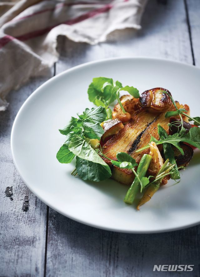 [서울=뉴시스]런치 '프리픽스 코스' 중 스타터의 하나인 '감자 테린'