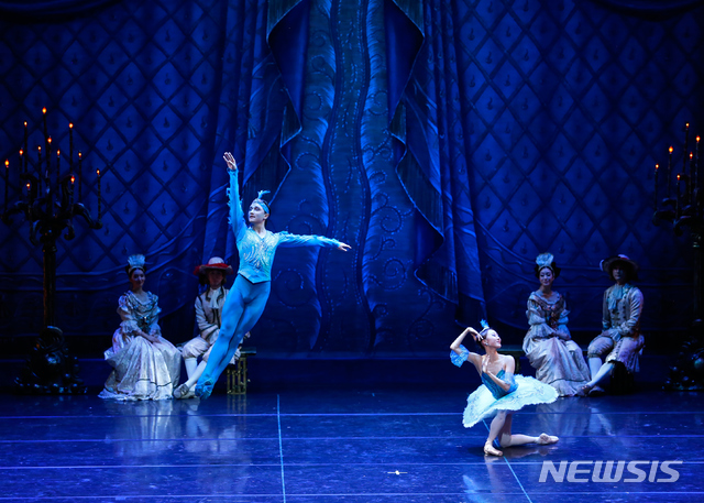 [서울=뉴시스]'잠자는 숲속의 미녀' 중 3막 '오로라의 결혼'. 무용수 이고르콘타레프(왼쪽)과 박수경(사진=유니버설발레단 제공)2020.06.19 photo@newsis.com 